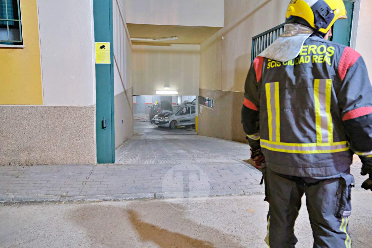 Un incendio en las cocheras de un edificio de Tomelloso afecta a un vehículo y moviliza a bomberos y Policía Local