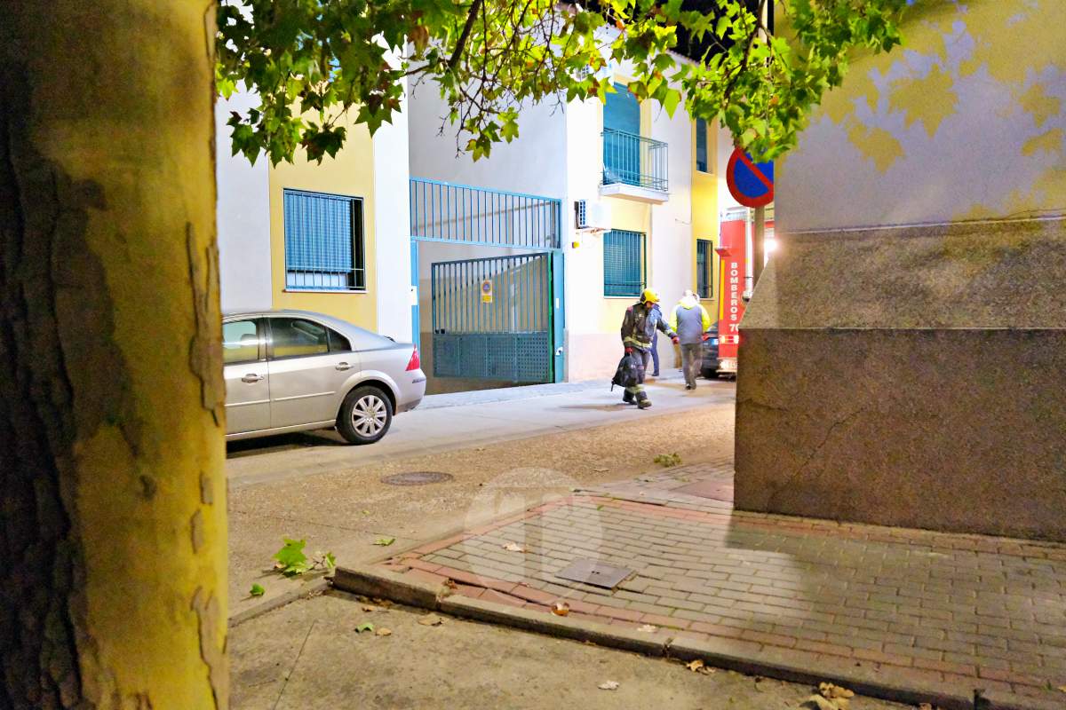 Un incendio en las cocheras de un edificio de Tomelloso afecta a un vehículo y moviliza a bomberos y Policía Local
